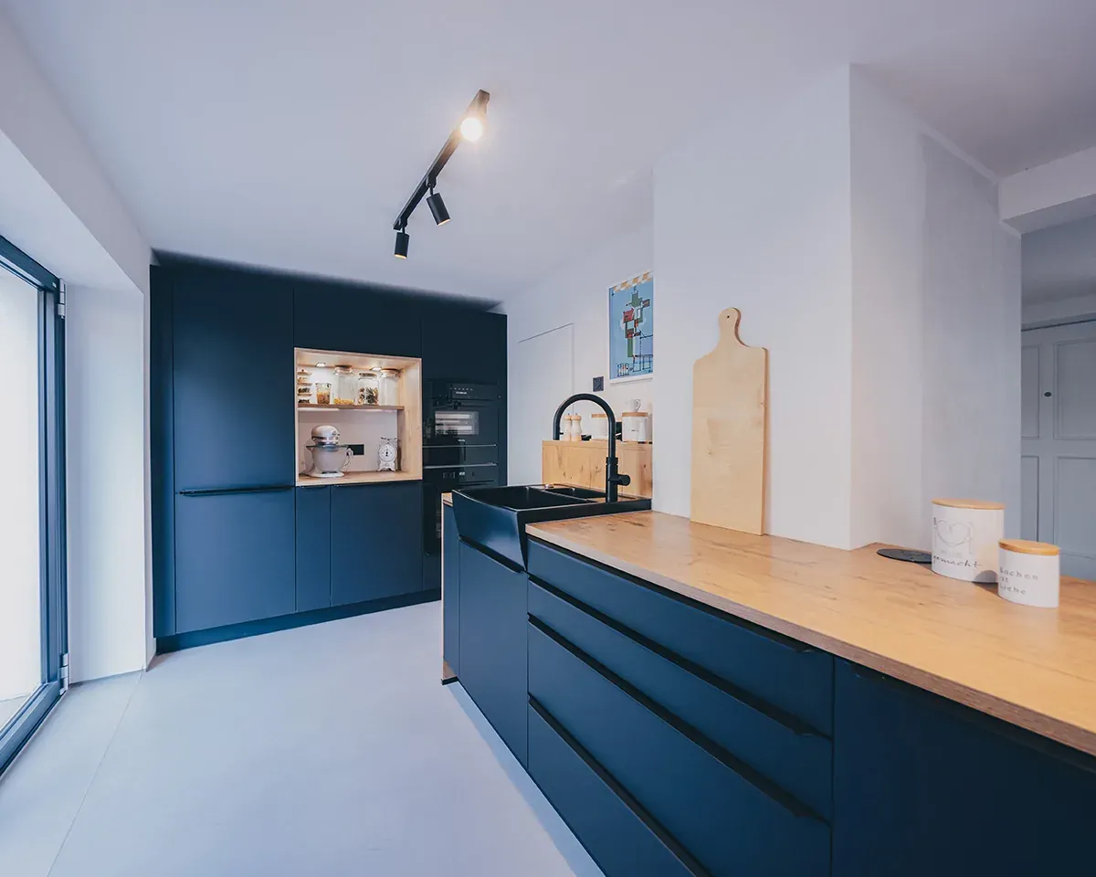 Designküche mit schwarzer Insel