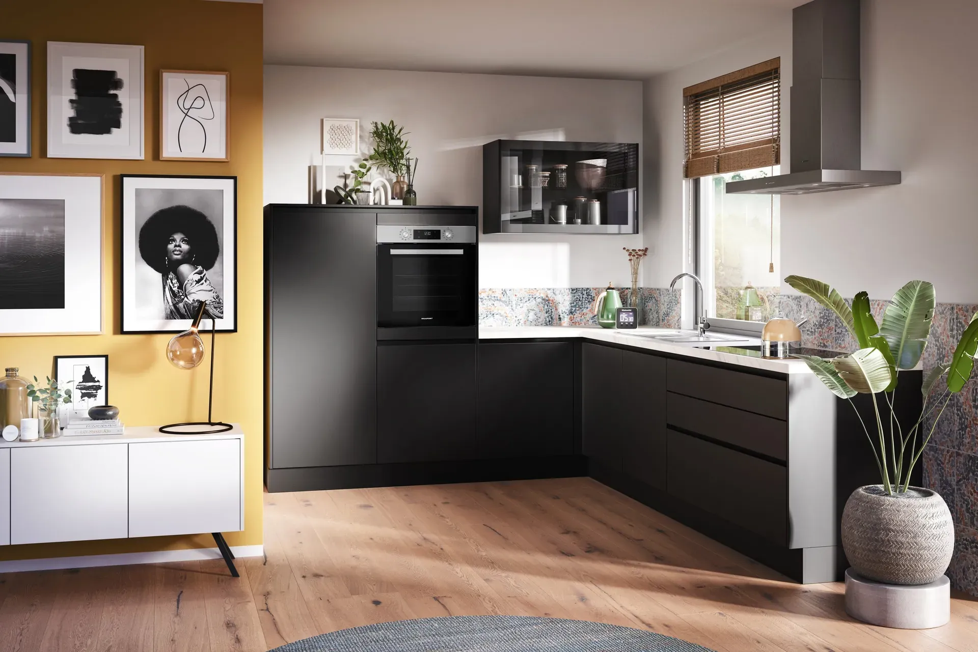 L-Küche TOP SOFT in Schwarz vor gelber Wand