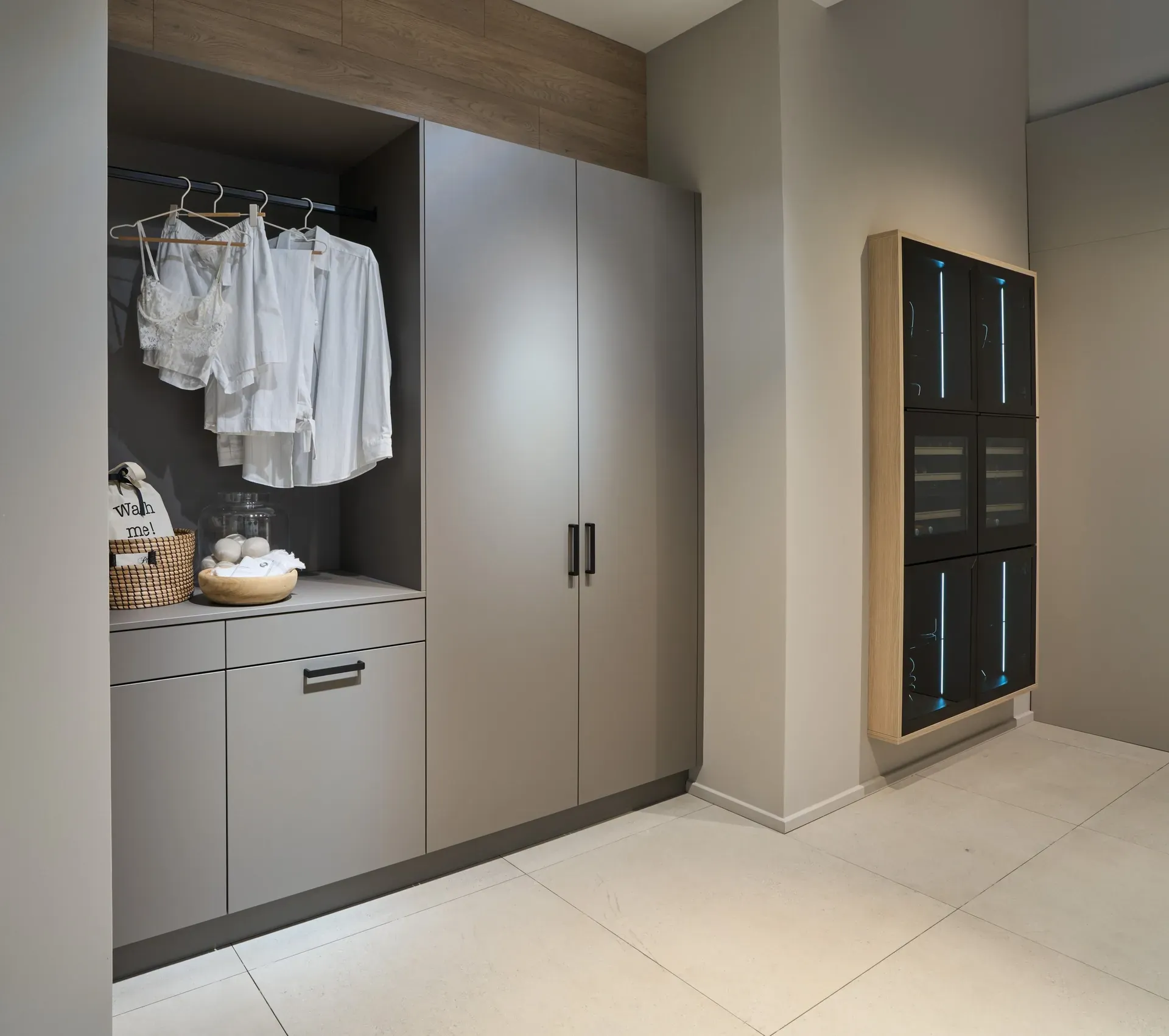 Garderobe SCALA in Greige mit Hängestangen und Vitrine